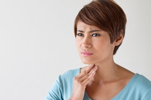 Beschwerden im Hals sind ein Symptom für zervikale Osteochondrose. 