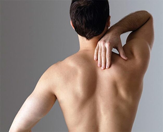 Rückenschmerzen im Bereich der Schulterblätter. 
